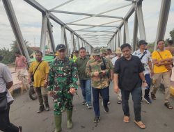 Pj. Bupati OKU Tinjau Banjir Sekaligus Berikan Bantuan Bagi Warga yang Terdampak Banjir Kamis 23-05- 2024