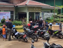 Terlihat antusias warga berduyun duyun mendatangi kantor Kelurahan Baturaja lama.