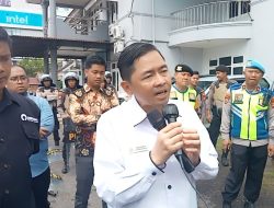 Aktivis dan Emak Emak Demo Ombudsman, Adrian : Yang Mau Daftar Ulang, Sekolah Silahkan DiTerima