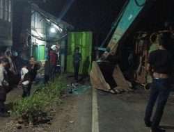 Damtruk Pengangkut Batu Gunung Terguling Di jalan Lintas Meng Akibatkan Jalan macet Total Dari Dua Arah