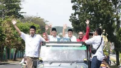 Antusias Masyarakat Mbludak Padati Halaman (GOR) Baturaja.Dengan Semangat Mengawal Calon Bupati&Wakil Bupati(BERTAJI) Ke Kantor KPU Oku