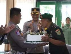 Di HUT TNI Ke 79, Polres Oku Dan Jajaran Kompak Beri Kejutan Kue Dan Nasi Tumpeng