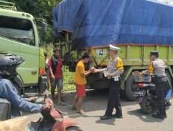 Prihatin Terhadap Para Sopir Yang Terjebak Macet, Polsek Semidang Aji Bagikan Air Mineral