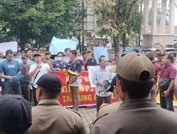 Ratusan Warga Desa Tanjung Kemala Mendatangi kantor camat Gelar Aksi Damai Tolak Pelantikan PJ Kades, Tanjung Kemala.21 Januari 2025