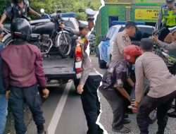Anggota polres Oku Bantu Pemudik Yang Kendaraannya Mengalami Kerusakan Di Jalan
