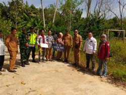 Bhabinkamtibmas Polres OKU Berikan Pendampingan Kegiatan Survei Titik Nol Pembangunan Fisik di Desa Tanjung Kemala