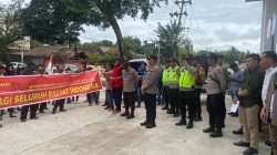Polres Oku Berikan Pengamanan Dalam Aksi Damai Dari Ormas Jeritan Rakyat Tertindas (JERAT) Di Halaman Kantor Kejaksaaan Negeri Baturaja