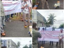 “Puluhan Warga Oku Gelar Aksi Damai, Sampaikan Tuntutan ke Depan Kantor Bulog”