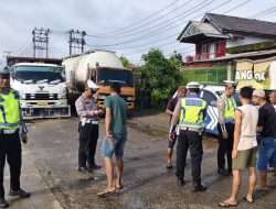 POLRES OKU HIMBAU KENDARAAN SUMBU TIGA JAUHI RUTE LINTAS SELAMA ARUS BALIK IDUL FITRI 2026