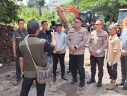 GENANGAN AIR BERKURANG, KAPOLRES OKU MENINJAU PROSES PEMASANGAN BOX CULVERT DI BATURAJA TIMUR